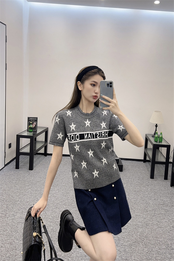   タイトル：ディオール コピーの新作Tシャツが注目の的に！トレンド感満載の星柄デザインで個性を演出