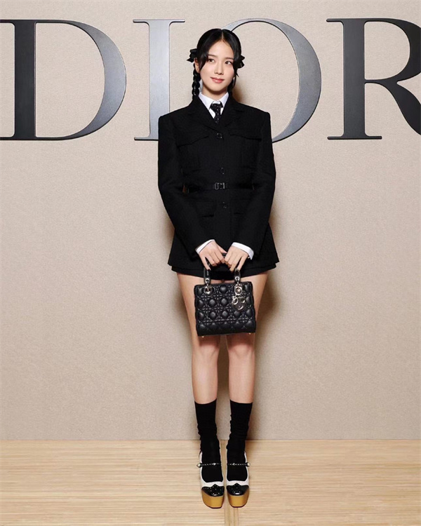   ディオール(DIOR) スーパーコピーの最新コレクションに注目集まる：クラシックとモダンが融合したジャケット