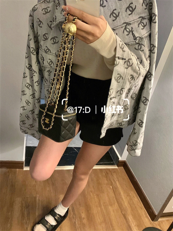   シャネル（CHANEL）スーパーコピーの最新デニムジャケット：クラシックなモノグラムが際立つモダンなアイテム