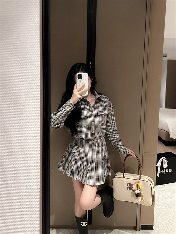   プラダ(PRADA) スーパーコピー新作セットアップが注目の的！エレガントなチェック柄で秋冬スタイルをリード