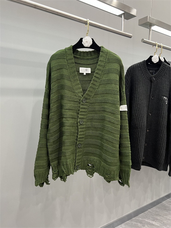   Maison Margiela、独自のヴィンテージ風カーディガンが話題に