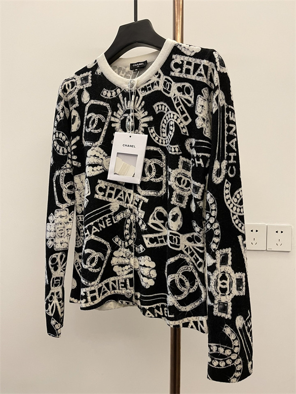   シャネル(CHANEL)スーパーコピー 新作長袖トップスで作るラグジュアリースタイルの秋冬ファッション