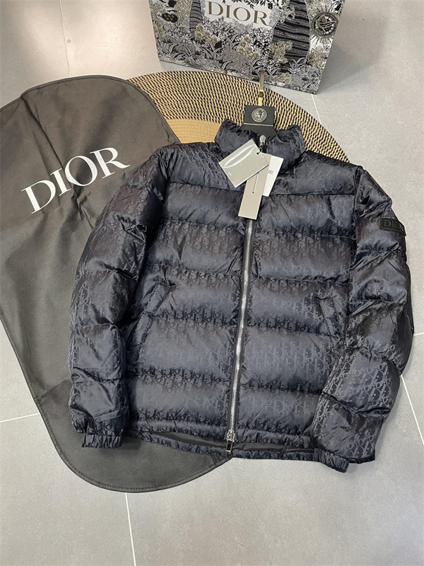   ディオール（DIOR） コピーの新作ダウンジャケット、シックなデザインで登場