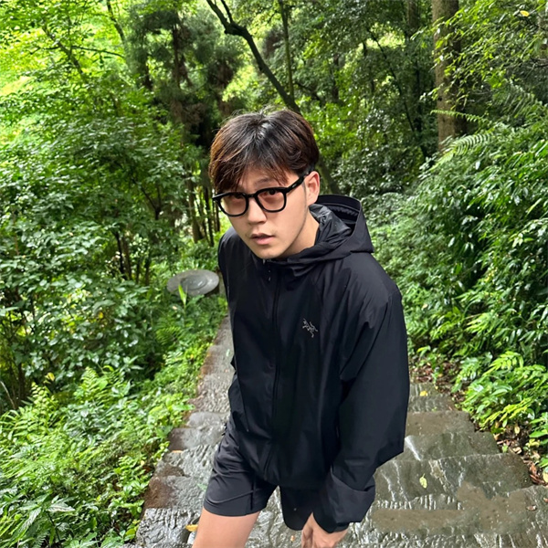   自然と調和するシンプルモダンなブランドブラックジャケット