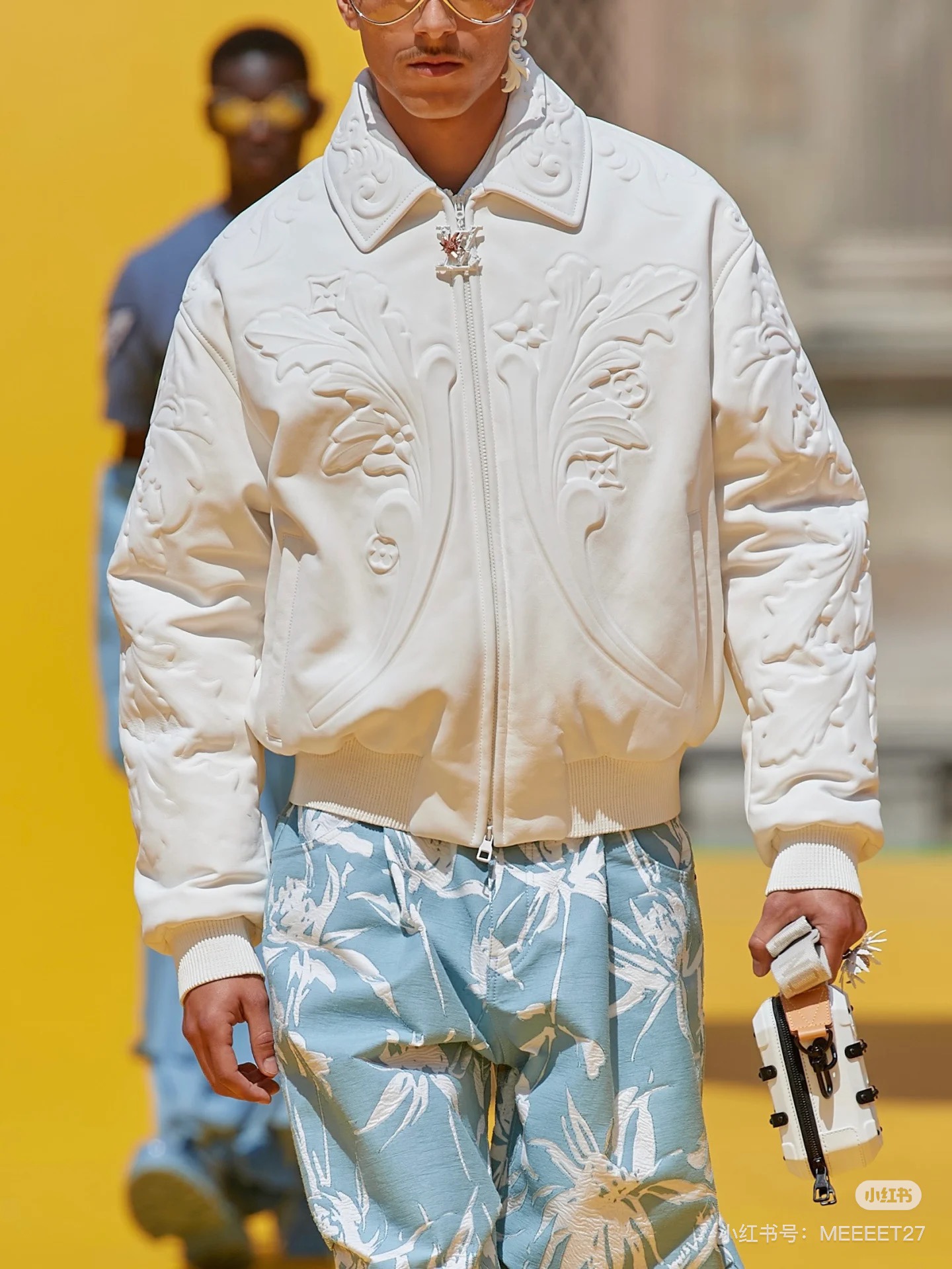   ルイヴィトン(LOUIS VUITTON) スーパーコピー ジャケット：伝統と革新が融合するエレガントな一着