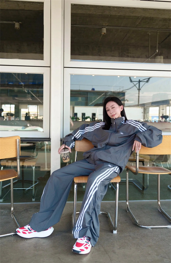   バレンシアガ(BALENCIAGA)コピー×アディダスの新作セットアップが注目を集める：クラシックとモダンの融合