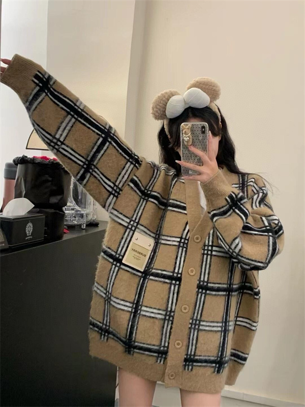  バーバリー(BURBERRY)新作カーディガン、クラシックチェックで秋冬シーズンに温もりを提供