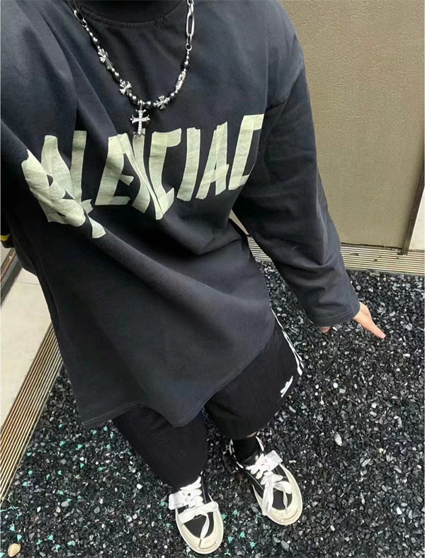   バレンシアガ スーパーコピーの新作長袖Tシャツが人気沸騰中！カジュアルながらもラグジュアリーなストリートスタイルを提案