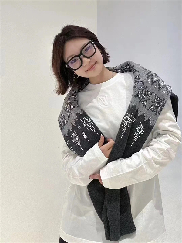   ルイヴィトン コピー 新作長袖Tシャツが登場！シンプルで洗練されたデザインが魅力