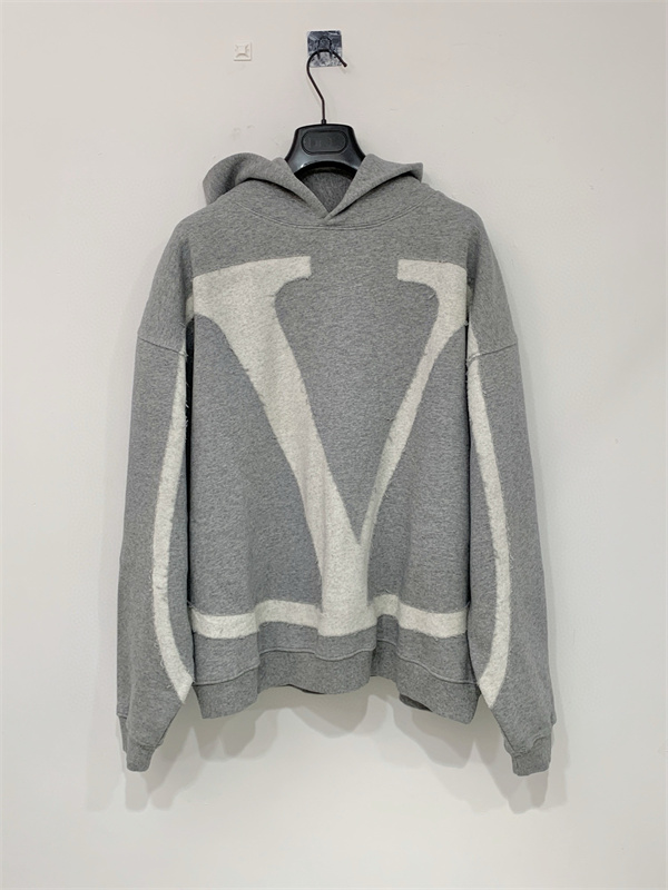   人気ヴァレンティノ コピー 新作！シンプルで大胆な「V」VALENTINO スーパーコピーのパーカーが話題