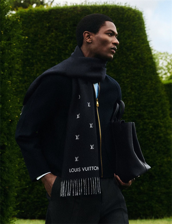   ルイヴィトン（LOUIS VUITTON）コピーの新作マフラーが登場、冬のスタイリングに高級感をプラス