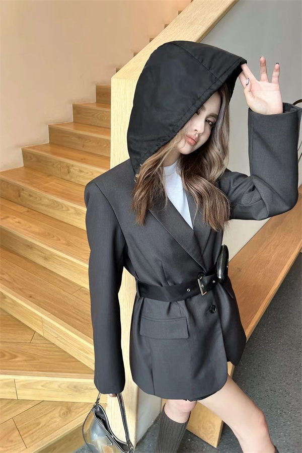   プラダ（PRADA）スーパーコピーの新作レディースウェアが話題に：クラシックとモダンが融合したスタイルが注目を集める