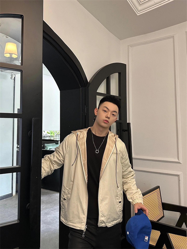   シンプルな中に上品さを添えて – バーバリー(BURBERRY) コピーの新作ジャケットが話題に