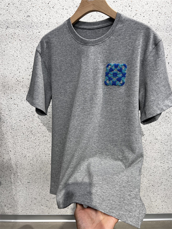 ロエベ(LOEWE) スーパーコピー のユニークなデザインが光る、グレーTシャツの新作