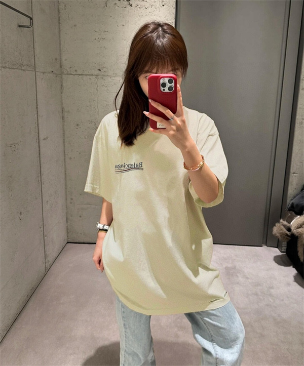 バレンシアガ(BALENCIAGA) スーパーコピー のリラックススタイル：カジュアルでありながら洗練されたTシャツ