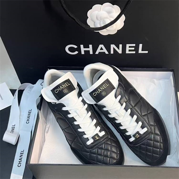 シャネル (CHANEL)スーパーコピー スニーカー – スポーティとラグジュアリーが融合した新時代のアイコン