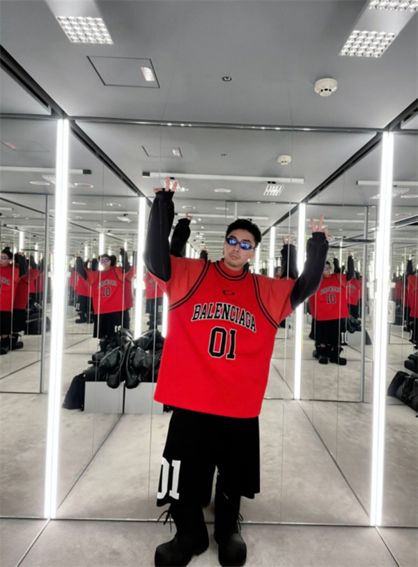 バレンシアガ（BALENCIAGA） スーパーコピーの魅力を引き立てる！モダンでエッジの効いた「01」バスケットボールT