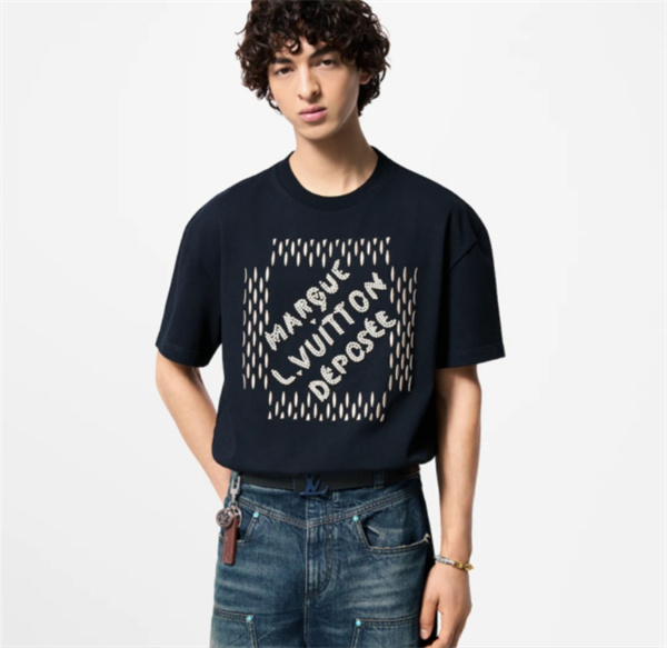 ルイヴィトン(LOUIS VUITTON) スーパーコピーの新作Tシャツで魅せるモダンなシンプルさ