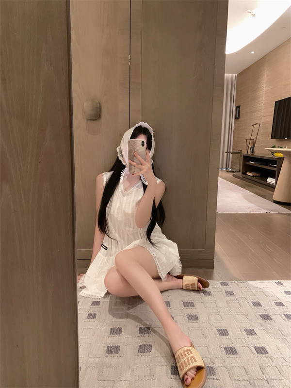 MIUMIU コピー ミュウミュウ レーストリム ベストワンピースで叶えるフェミニンモードな魅力