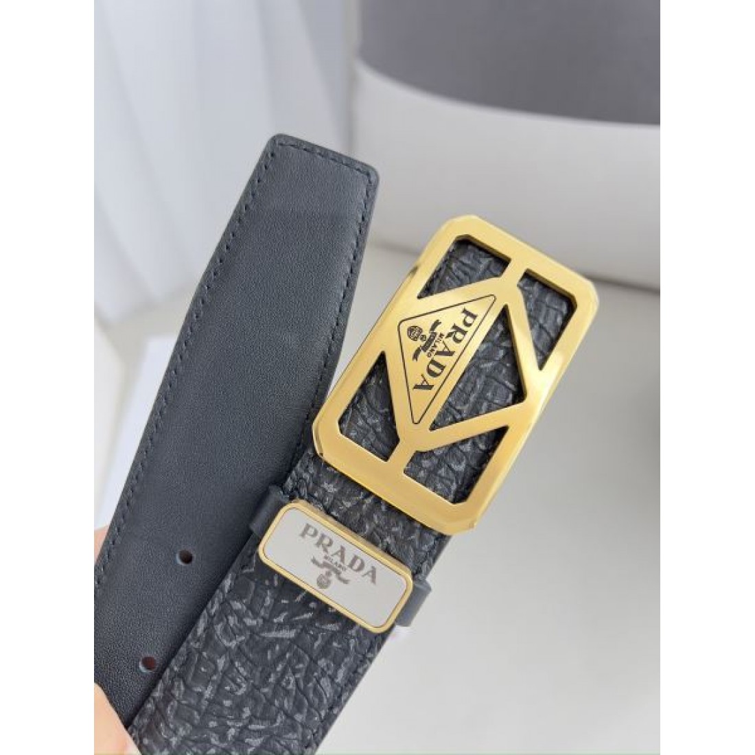 プラダ スーパーコピー ベルト モダンな スタイリッシュな PRADA