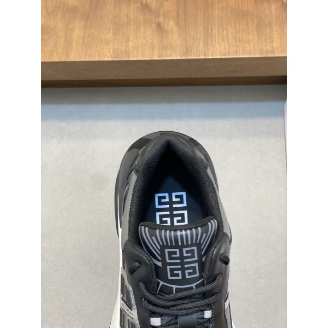抜群の存在感 スタイリッシュな GIVENCHY ジバンシィ コピー スニーカー