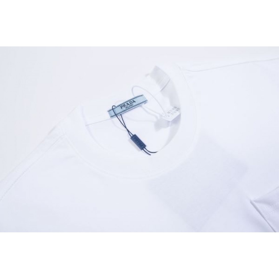 話題沸騰 PRADA プラダ コピー 半袖Tシャツ 大人可愛い スタイリッシュな 