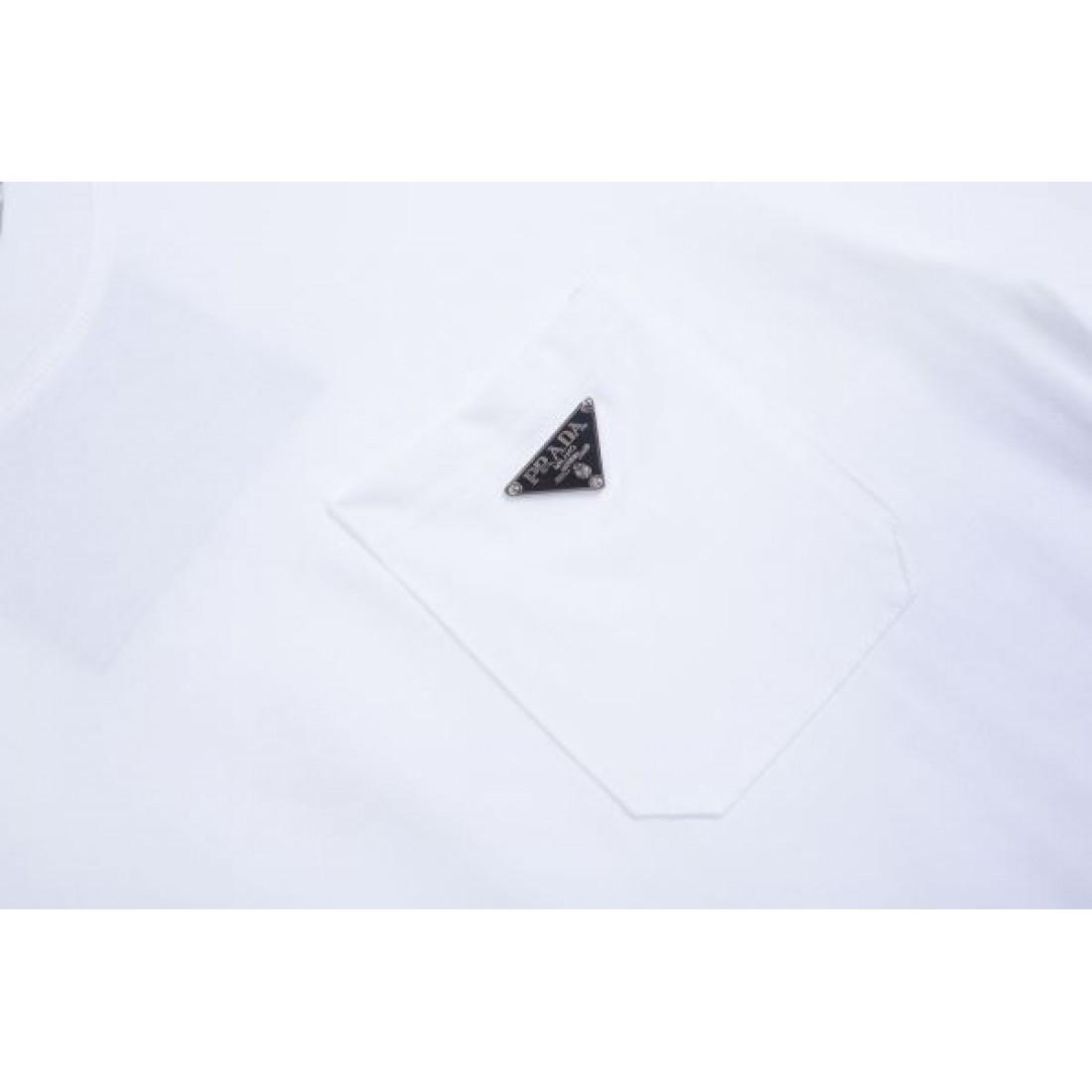 話題沸騰 PRADA プラダ コピー 半袖Tシャツ 大人可愛い スタイリッシュな 