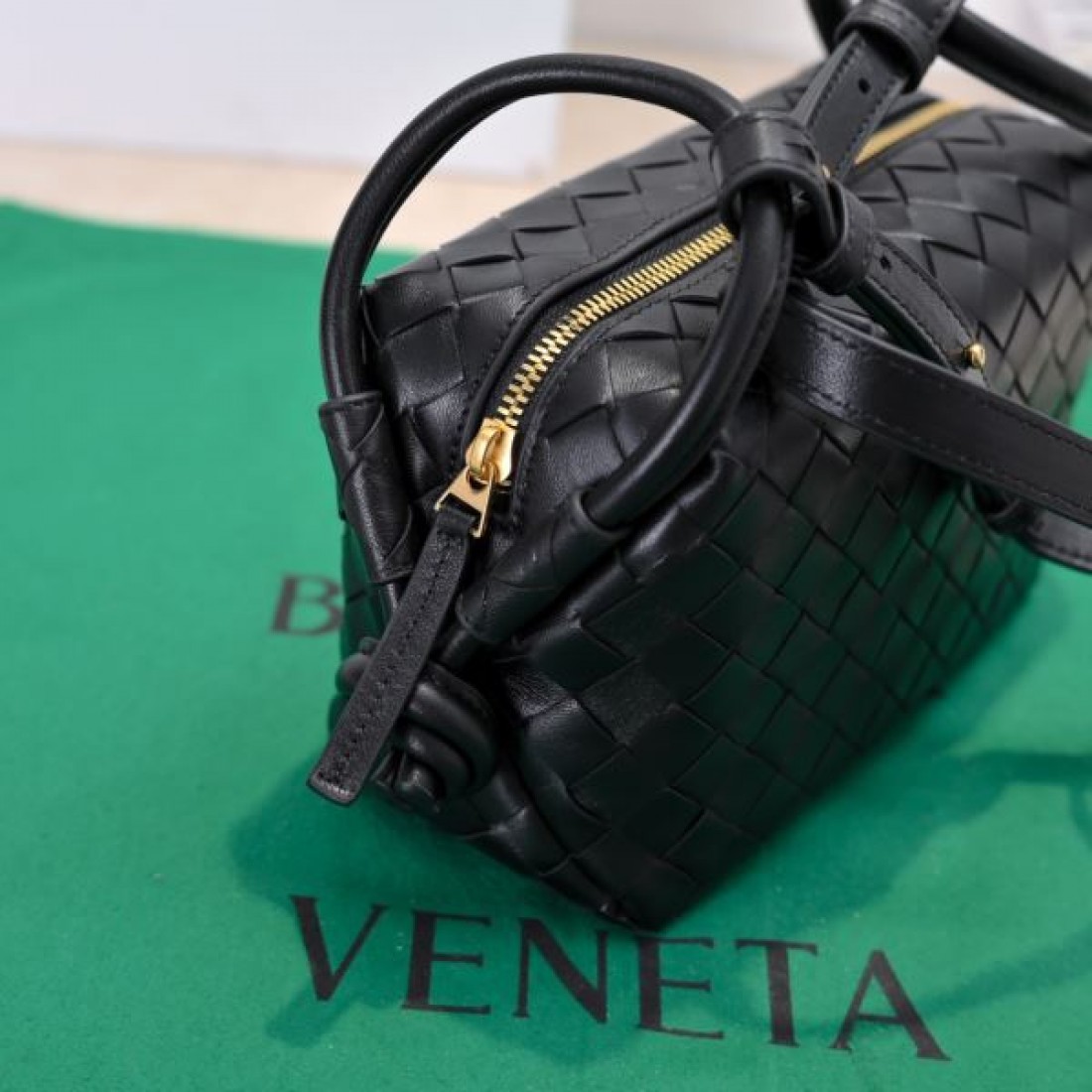 BOTTEGA VENETA ボッテガヴェネタ コピー ショルダーバッグ 洗練された 高級感漂う
