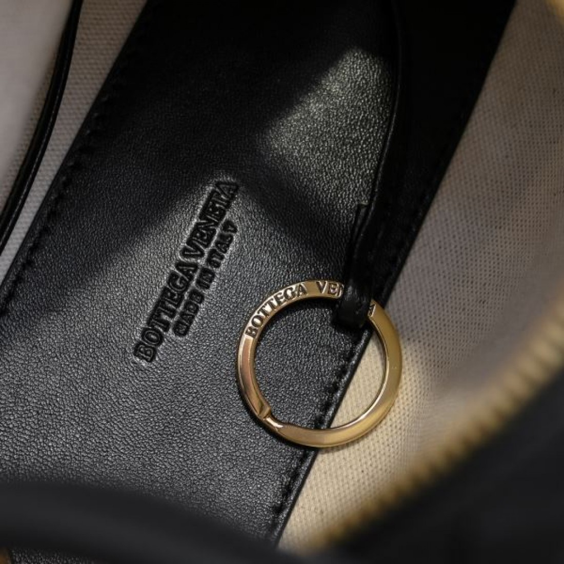 BOTTEGA VENETA ボッテガヴェネタ コピー ショルダーバッグ 洗練された 高級感漂う