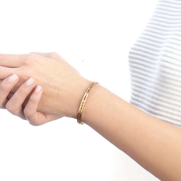 ブルガリ バングル 偽物 ビーゼロワン ブレスレット 偽物 ゴールド18K バングル