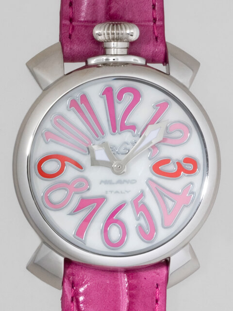 ガガ･ミラノスーパーコピー GAGAMILANO マニュアル　40mm　クォーツ z5020.6 チェリー皮 ホワイトシェル/ピンクカラーアラビア