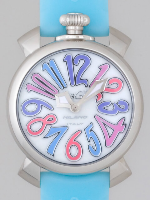 ガガ･ミラノスーパーコピー GAGAMILANO マニュアル　40mm　クォーツ z5020.7 ライトブルーラバー ホワイトシェル/バイオレットカラーアラビア