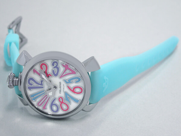ガガ･ミラノスーパーコピー GAGAMILANO マニュアル　40mm　クォーツ z5020.7 ライトブルーラバー ホワイトシェル/バイオレットカラーアラビア