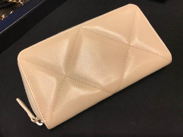 2020新作大人気 シャネルコピー 財布 シャネル☆上品CCマーク☆Zip Mサイズ財布Beige 19K AP0948 B01564