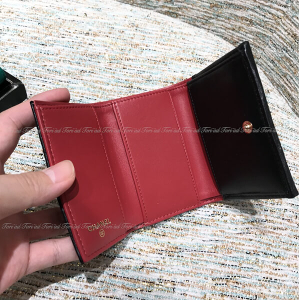 シャネル 財布 パロディ★マトラッセ CCロゴ 三つ折り ウォレットAP1789B03211