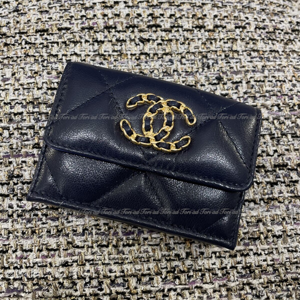 シャネル 財布 パロディ★マトラッセ CCロゴ 三つ折り ウォレットAP1789B03211