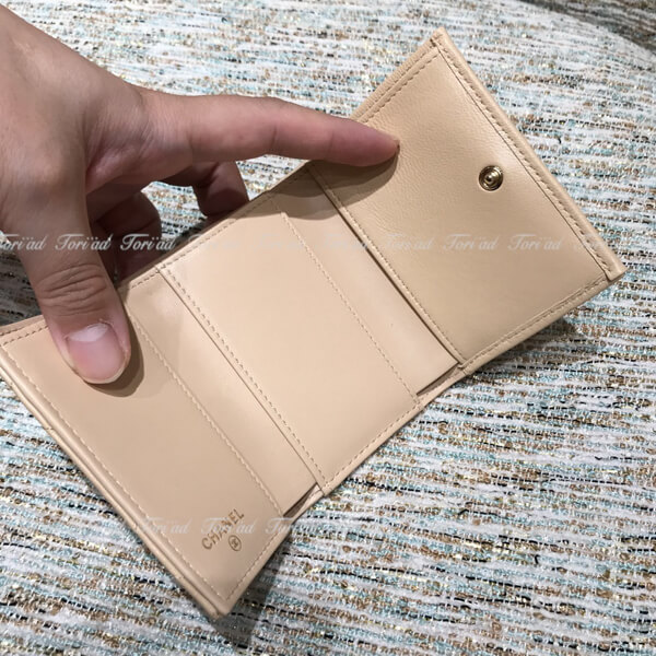 シャネル 財布 パロディ★マトラッセ CCロゴ 三つ折り ウォレットAP1789B03211