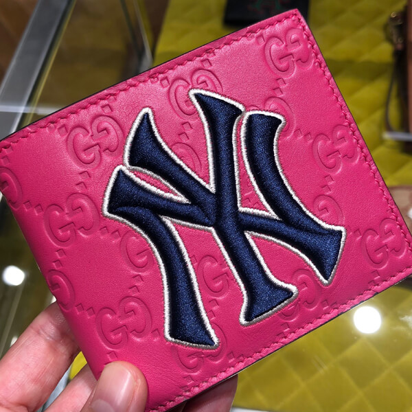 グッチ NY 財布 偽物 Yankees グッチ ニューヨークヤンキース メジャーリーグ コラボ メンズ スリム 2つ折り財布 547787 DMTHN 3776