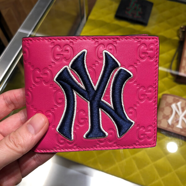グッチ NY 財布 偽物 Yankees グッチ ニューヨークヤンキース メジャーリーグ コラボ メンズ スリム 2つ折り財布 547787 DMTHN 3776