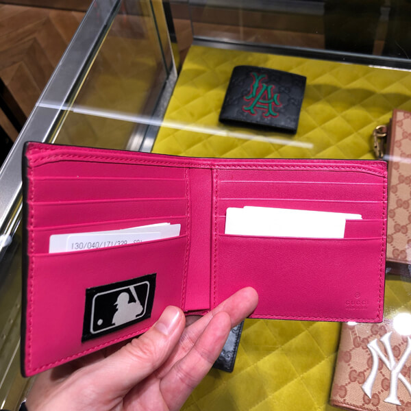 グッチ NY 財布 偽物 Yankees グッチ ニューヨークヤンキース メジャーリーグ コラボ メンズ スリム 2つ折り財布 547787 DMTHN 3776