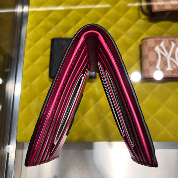 グッチ NY 財布 偽物 Yankees グッチ ニューヨークヤンキース メジャーリーグ コラボ メンズ スリム 2つ折り財布 547787 DMTHN 3776