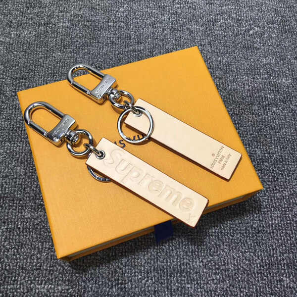 ルイヴィトン シュプリームコピー ルイヴィトン シュプリーム Downtown Tab Charm Epi キーホルダー APRICOT