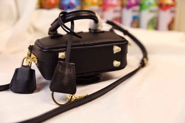 PRADA☆ プラダスーパーコピーサフィアーノレザーポーチ☆ BN53789