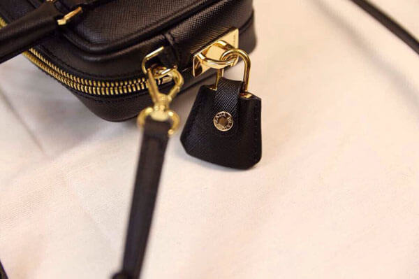PRADA☆ プラダスーパーコピーサフィアーノレザーポーチ☆ BN53789