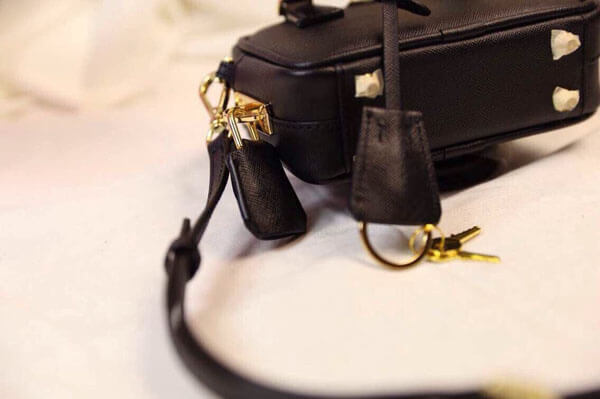 PRADA☆ プラダスーパーコピーサフィアーノレザーポーチ☆ BN53789