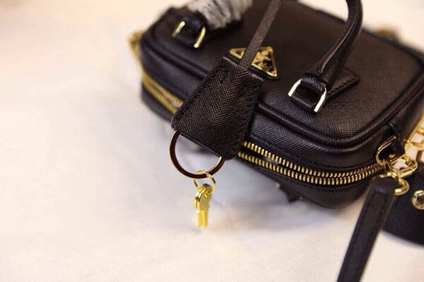 PRADA☆ プラダスーパーコピーサフィアーノレザーポーチ☆ BN53789