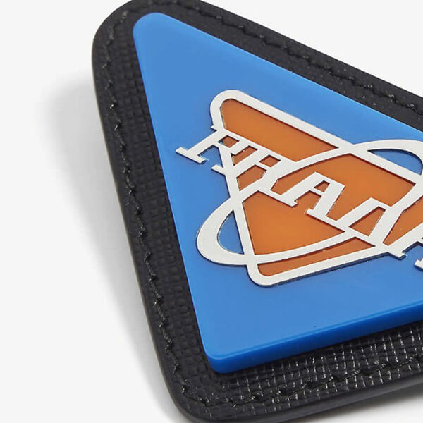国内発送プラダ ヘア アクセサリー コピー★PRADA★Saffiano LOGO ブローチ