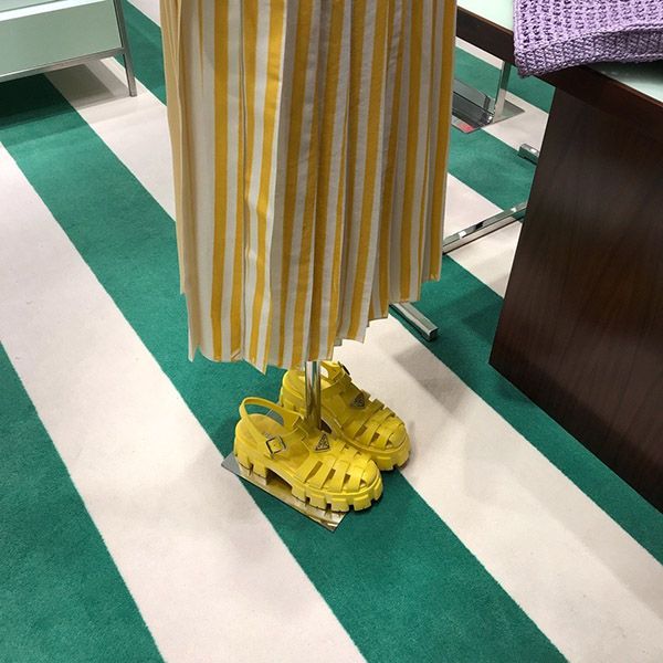 プラダ ラバーサンダル 偽物 プラダ 厚底 モノリスフォームラバーサンダル ４色 入手困難！