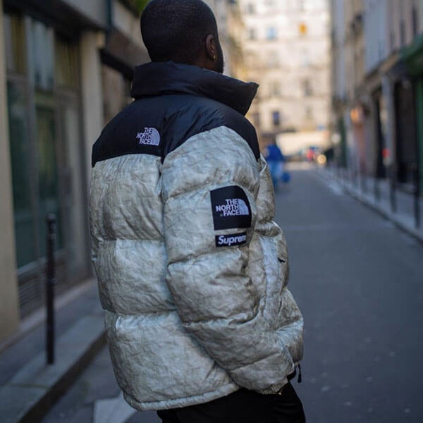 ペーパーヌプシ 偽物 シュプリーム ノースフェイス 偽物 The North Face Paper Print Nuptse Jacket 紙ヌプシ 欲しい超限定