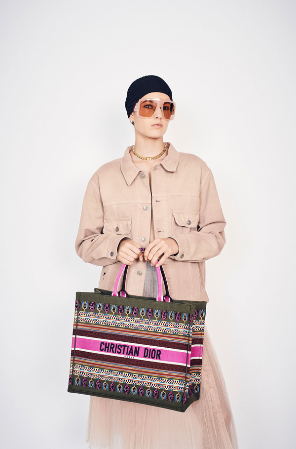 限定入手困難【Christian ディオール】ディオール ブックトート スーパーコピー カラフル手縫い刺繍ブックトートSAC ディオール BOOK TOTE EN TOILE